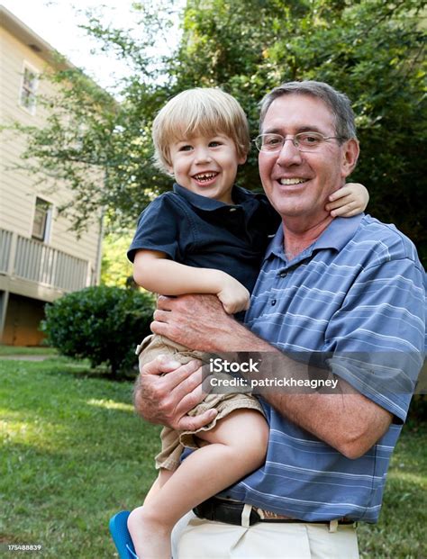 A 조부 쥠 그릐 웃는 손자 외부 하우스 손자에 대한 스톡 사진 및 기타 이미지 손자 할아버지 2명 Istock