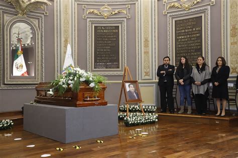 Decretan en escuelas de Puebla tres días de duelo por muerte de Barbosa