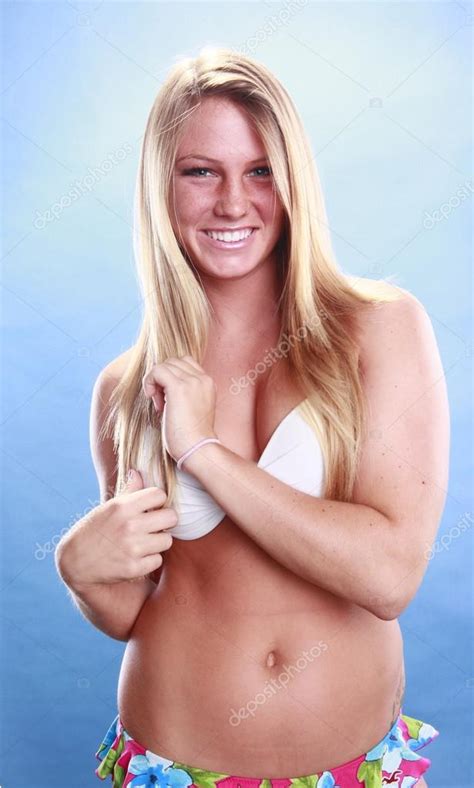 Joven rubia en bikini fotografía de stock Redav 62806577