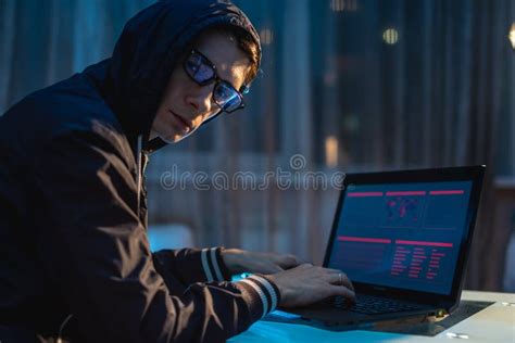 Homem Na Capa Que Olha Na C Mera Ataques Do Hacker E Roubo De Bancos De