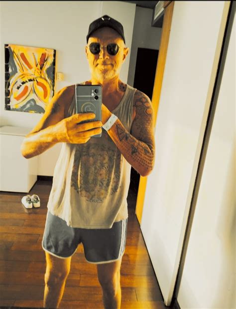 Massage sensuel Naturiste et lâcher prise total pour Hommes Câlinothérapie Guide Gay Gay