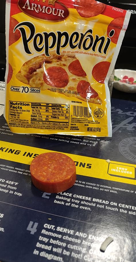 This pepperoni they didn't cut. : r/mildlyinteresting