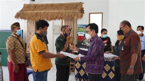 Dukung Peningkatan Hasil Pertanian Pemprov Bali Serahkan Bantuan Alat