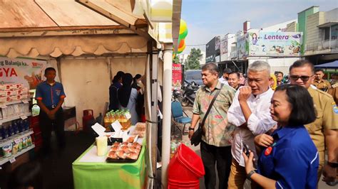 Pemkot Bandung Gelar Operasi Pasar Warga Beli Beras Rp10 600 Per