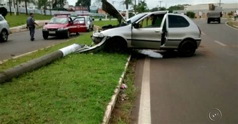 G1 Moto para embaixo de carro e motociclista fica ferido em Marília