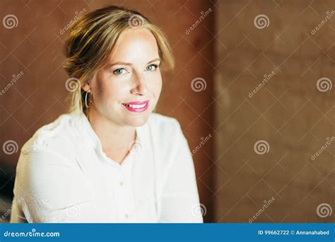 Sluit Omhoog Portret Van Mooie Blonde Vrouw Met Blauwe Ogen Stock Foto Image Of Blond