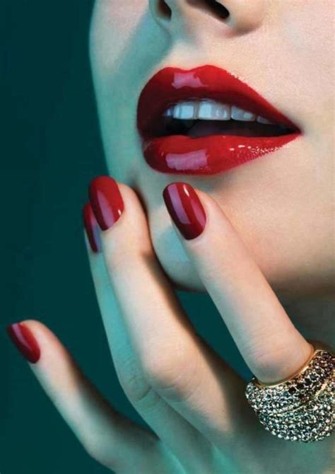 Smokey Eyes With Red Lips Thats Sensous And Seductive Red Lip Makeup Red Gel Nails Red Lips