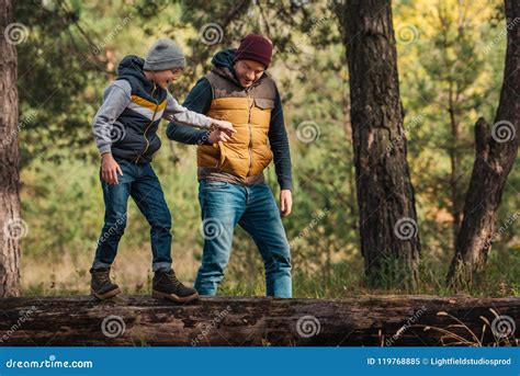 Padre E Hijo Que Llevan A Cabo Las Manos Mientras Que Muchacho Imagen