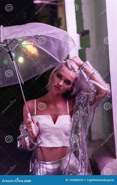 Jovem Mulher Bonita Na Capa De Chuva Transparente O Guarda Chuva Na