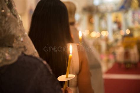 Gente Que Ruega En La Iglesia Con Las Velas En Las Manos Imagen De