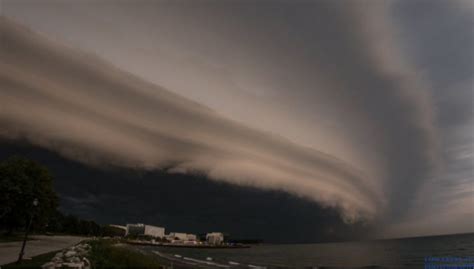 Sky Goes Dark As Scary Shelf Cloud Engulfs Chicago Pictures And Videos