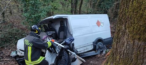 Si Schiantano Contro Un Albero Con Il Furgone Carico Di Esplosivo