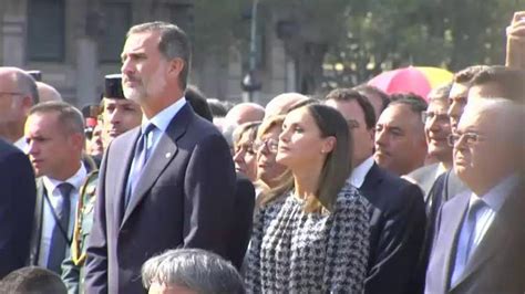 Barcelona Recuerda A Las Víctimas Del 17 A En Un Homenaje Sencillo Y