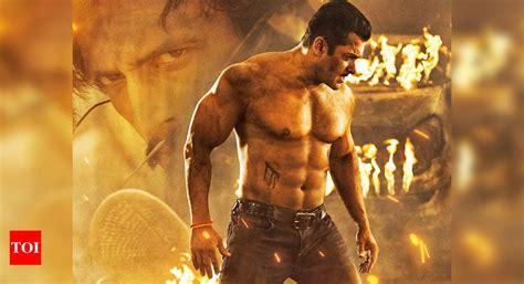 Dabangg Salman Khan S Flaunts His Washboard Abs As He Poses