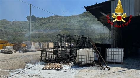 Incendio A Bolognetta Le Fiamme Divorano Parte Di Un Azienda Per La