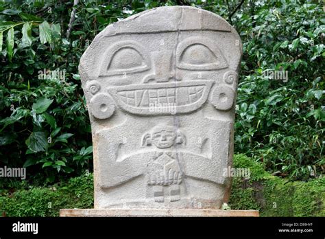 Estatuas precolombinas gigante en el Parque Arqueológico de San Agustín