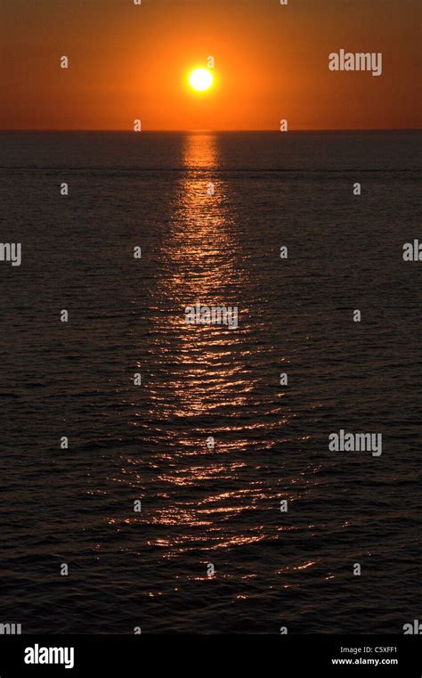 Setting Midnight Sun Hi Res Stock Photography And Images Alamy