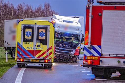 Ernstig Gewonde Bij Frontale Botsing Tussen Vrachtwagen En Personenauto