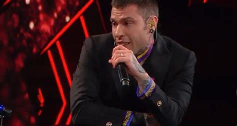 Fedez a Sanremo 2021 con i braccialetti "anti ansia": come funzionano