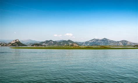 El Hermoso Paisaje Panor Mico Del Lago Skadar En La Frontera De Albania