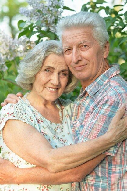 Retrato De Una Hermosa Pareja De Ancianos Posando En El Parque De