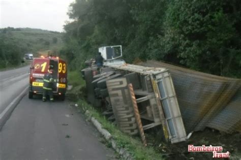 Carreta Sai Da Pista E Tomba Na Br Em Irani