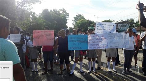 Bloquean La Carretera Federal En Atoyac Piden Reconstruir La