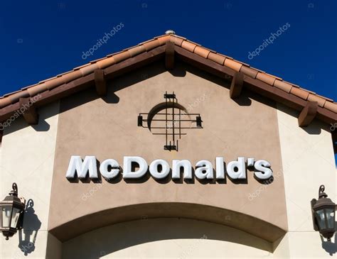 Contemporary McDonald's Restaurant Exterior – Stock Editorial Photo ...