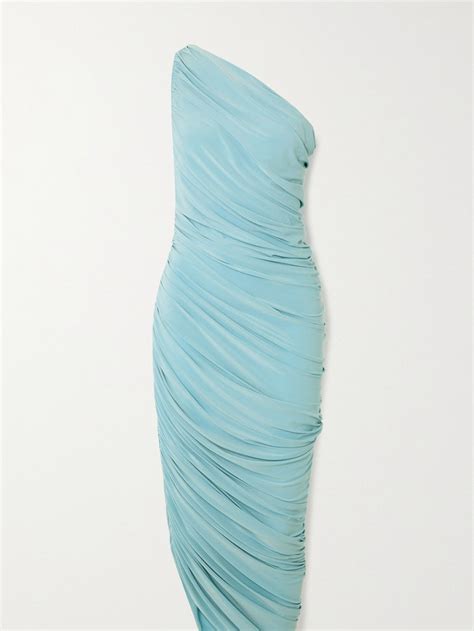 Sex And The City Exit La Petite Robe Noire Carrie Bradshaw A Trouv Un Nouvel Essentiel Mode