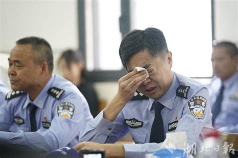 武汉民警邱建军勇擒持刀歹徒壮烈牺牲 荆楚网 湖北日报网