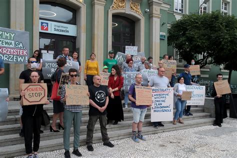 Mieszka Cy Protestowali Przed Urz Dem Miasta Przeciwko Wycince Drzew W