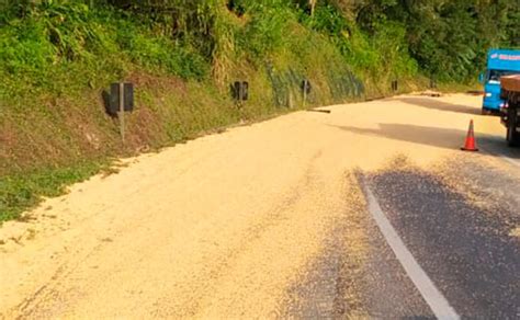 Caminhão Tomba Espalha Soja E Pista Da Br 277 é Parcialmente Interditada