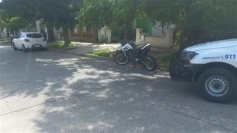 Colisión entre automóvil y motocicleta deja a motociclista hospitalizado