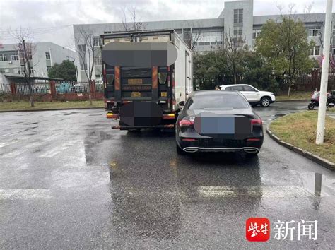 同是路口拐弯他违规超车，大货车撞上小轿车 毛某 视野 江宁