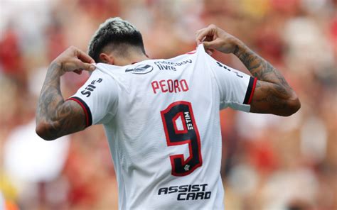 Fenômeno Pedro faz gol em 1ª chance e recebe elogios de torcedores