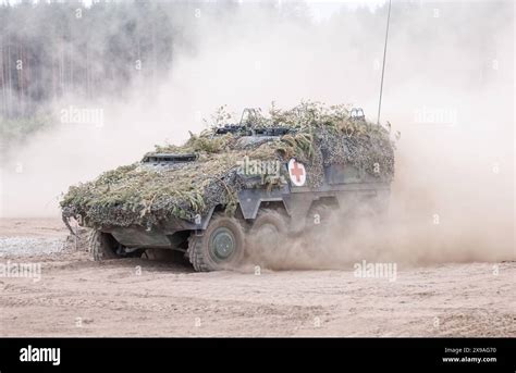 Ein Gepanzertes Transport Kraftfahrzeug Boxer Als Sanitaetsfahrzeug