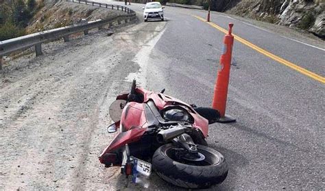 Motociclista Cay Con Su Unidad Sobre La Ruta Diario El Sure O