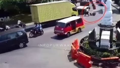 Viral Pemotor Di Purwakarta Terlindas Truk Diduga Gegara Hindari Polisi