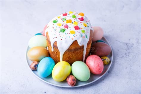 Tarta De Pascua Con Frutas Confitadas Y Huevos De Colores Cocci N