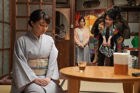 連続テレビ小説「カムカムエヴリバディ」第101話。『大月』茶の間にて。一恵（三浦透子・左）と話しをする榊原（平埜生成）（c）nhk