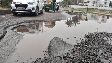 धनबाद की लाइफलाइन से लोगों की जिंदगी दांव पर सड़क बड़े बड़े गड्ढे में