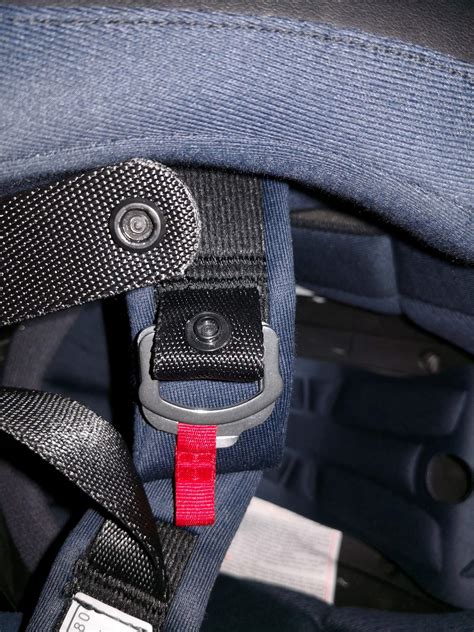 Wie funkrioniert dieser Helm verschluss?