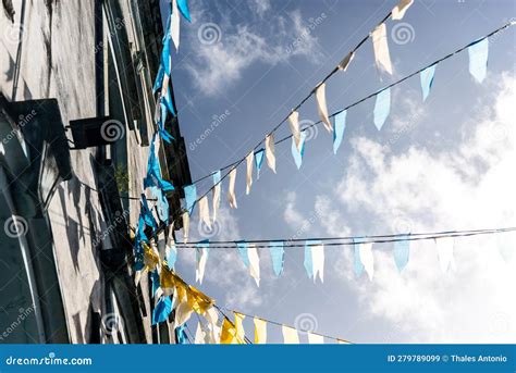 Fachada Superior De La Iglesia Matriz Decorada Con Banderas Amarillas