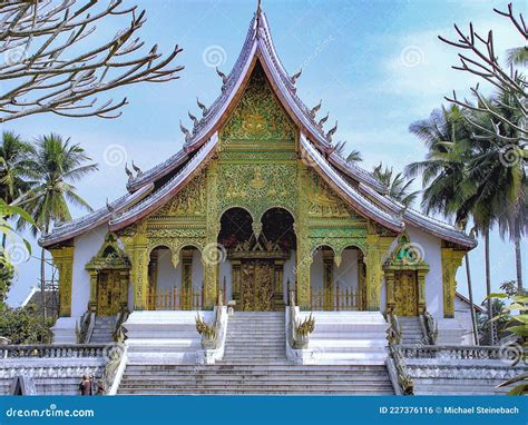 La Hermosa Fachada De Un Templo Budista En Laos Foto De Archivo