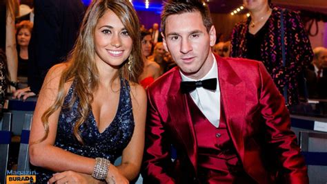 Messi nin eşi Antonela Roccuzzo derin göğüs dekolteli tulumuyla göz