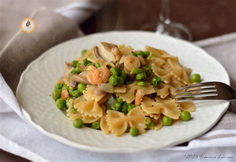 FARFALLE INTEGRALI CON PISELLI FUNGHI E GAMBERETTI