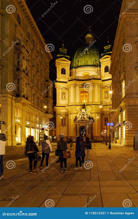 Iglesia Del S De San Pedro O Fachada De Peterskirche En La Noche