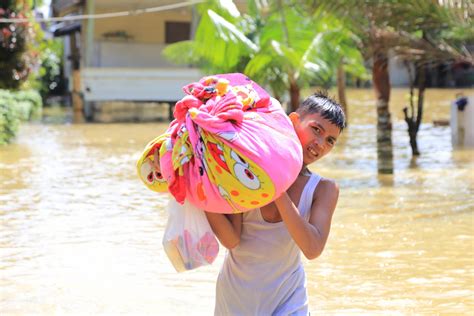 [foto] Warga Evakuasi Barang Dari Lokasi Banjir Acehinfo