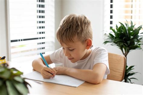 Garçon Mignon Faisant Ses Devoirs à La Maison Enseignement à Distance