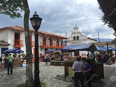 Pueblito Paisa 编辑类图片 图片 包括有 城市 人们 山脉 市长 正方形 从那以后 82212230